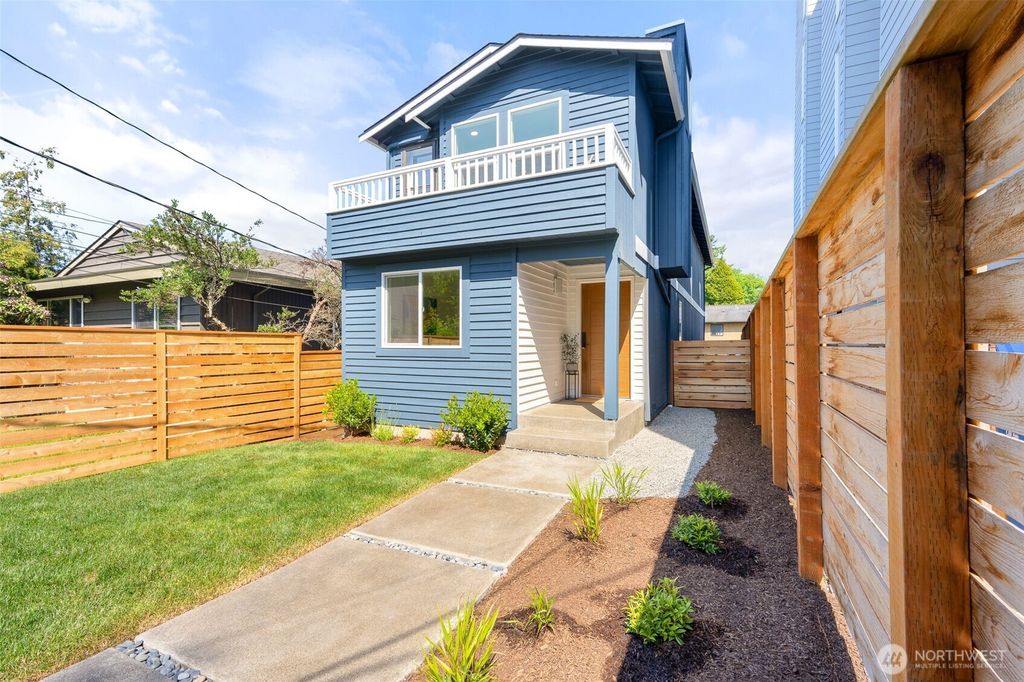 Photo of 9526 Interlake Avenue N, Seattle, WA 98103 (MLS # 2472013)