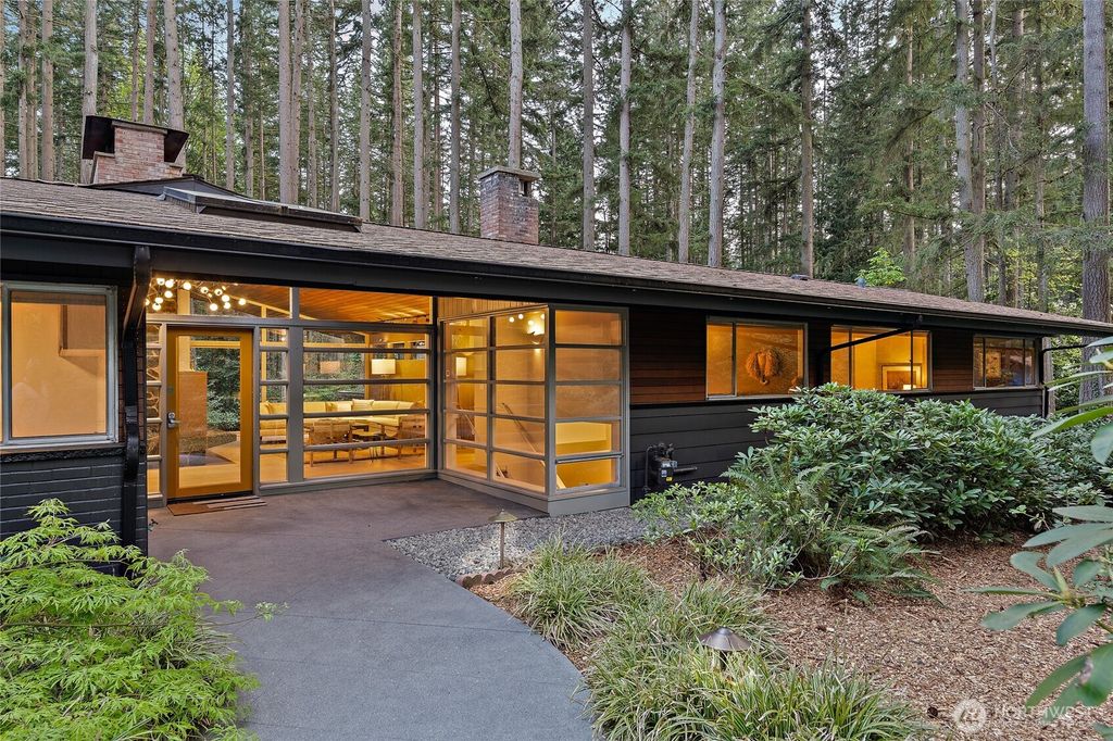 Photo of 22 Bridlewood Circle, Kirkland, WA 98033 (MLS # 2366578)