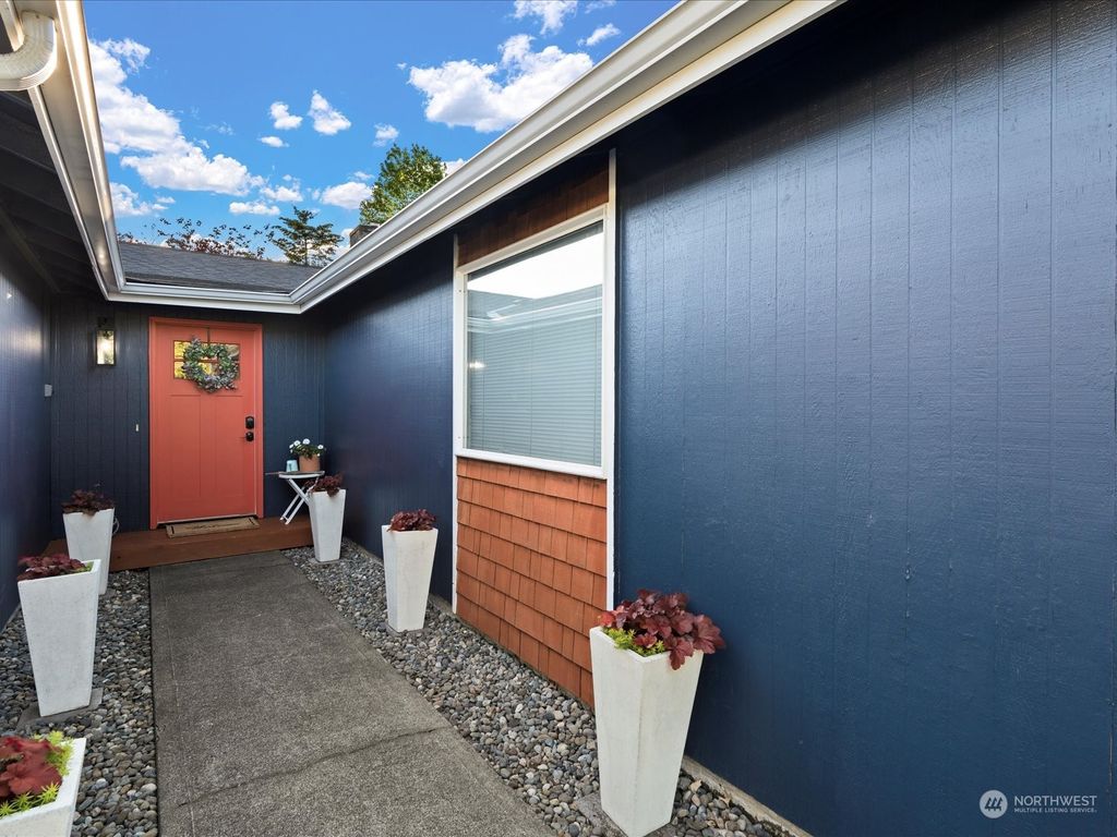 Photo of 2527 Smithers Avenue S, Renton, WA 98055 (MLS # 2296967)