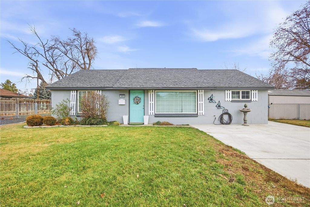 Photo of 905 S Ione Street, Kennewick, WA 99336 (MLS # 2460731)