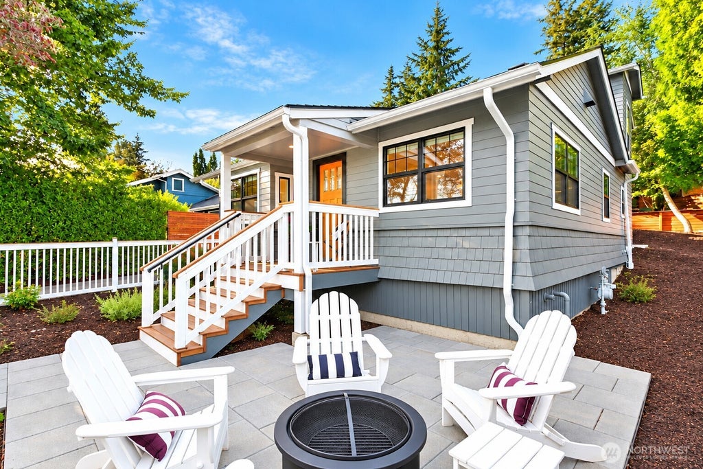 Photo of 346 10th Avenue, Kirkland, WA 98033 (MLS # 2593831)