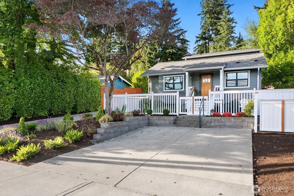 Photo of 346 10th Avenue, Kirkland, WA 98033 (MLS # 2593831)