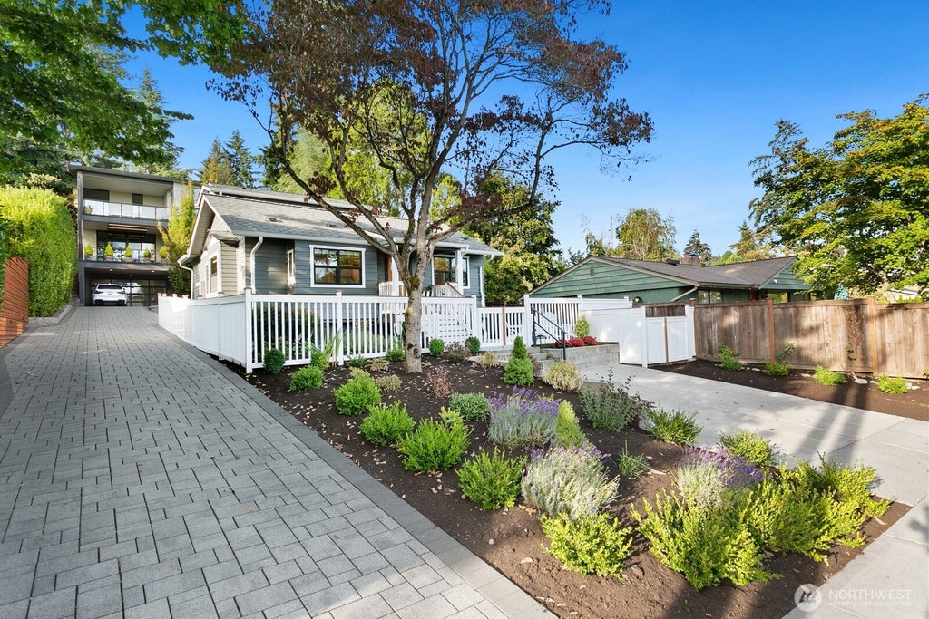Photo of 346 10th Avenue, Kirkland, WA 98033 (MLS # 2593831)