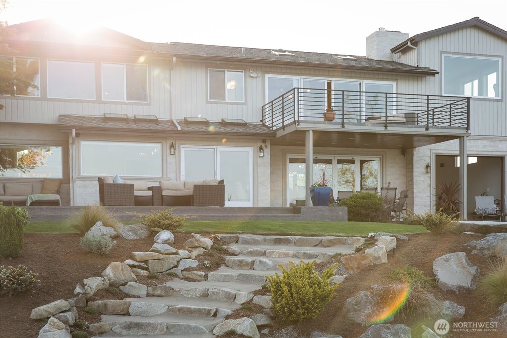 Photo of 4704 194th Ave SE Ave, Issaquah, WA 98027 (MLS # 2366517)