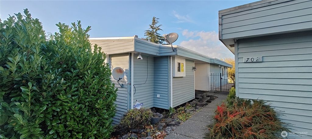 Photo of 702 S 236th Street, Des Moines, WA 98198 (MLS # 2497173)