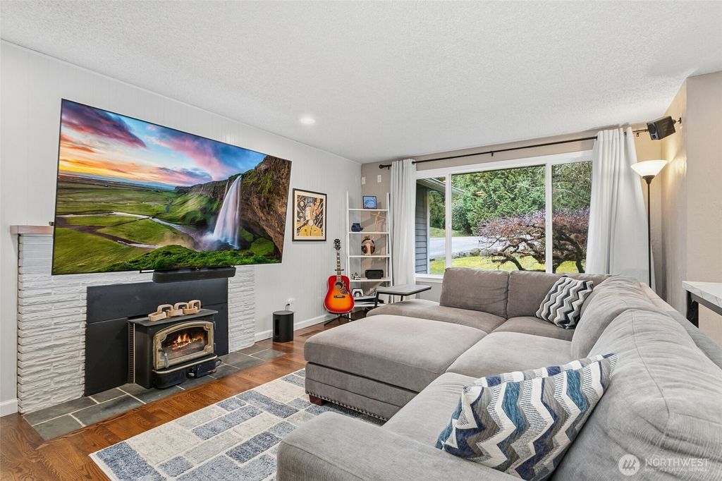 Photo of 721 15th Avenue SE, Puyallup, WA 98372 (MLS # 2493994)