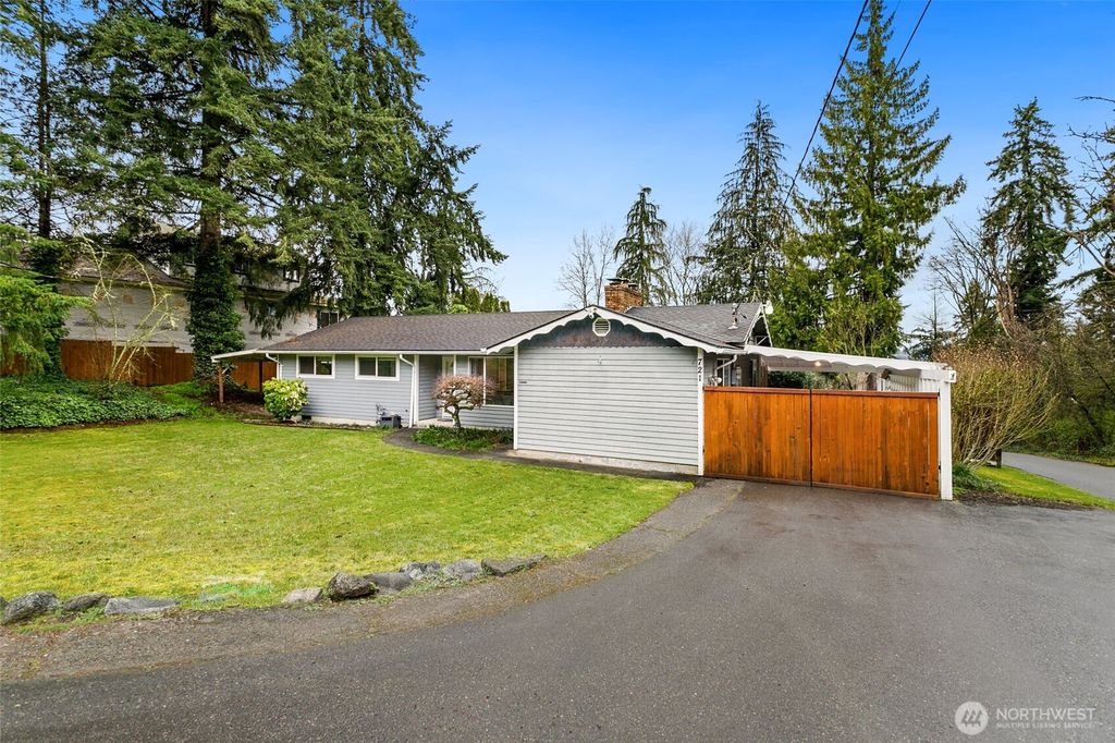 Photo of 721 15th Avenue SE, Puyallup, WA 98372 (MLS # 2493994)