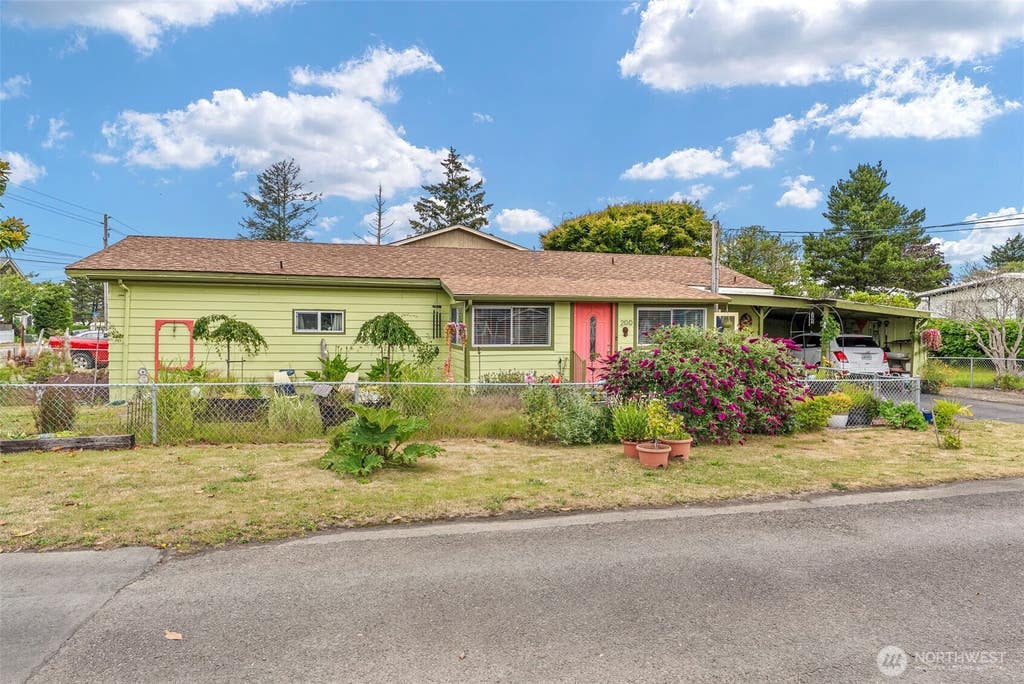 Photo of 200 17th Street SE, Long Beach, WA 98631 (MLS # 2548498)