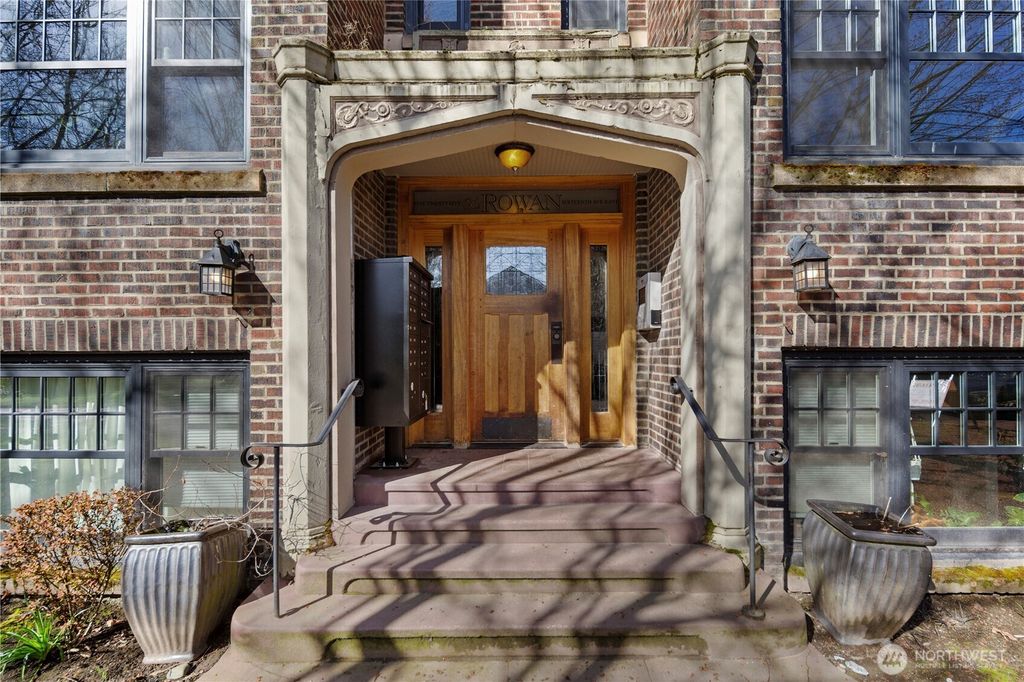 Photo of 525 16th Avenue E #201, Seattle, WA 98112 (MLS # 2348739)