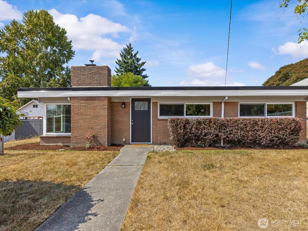 Photo of 10833 11th Avenue SW, Seattle, WA 98146 (MLS # 2573241)