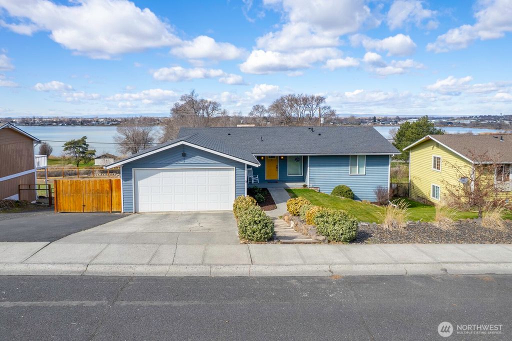 Photo of 2032 S Beaumont Drive, Moses Lake, WA 98837 (MLS # 2492054)