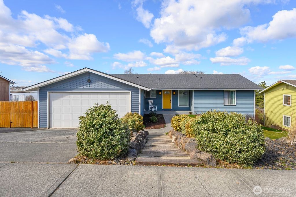 Photo of 2032 S Beaumont Drive, Moses Lake, WA 98837 (MLS # 2492054)