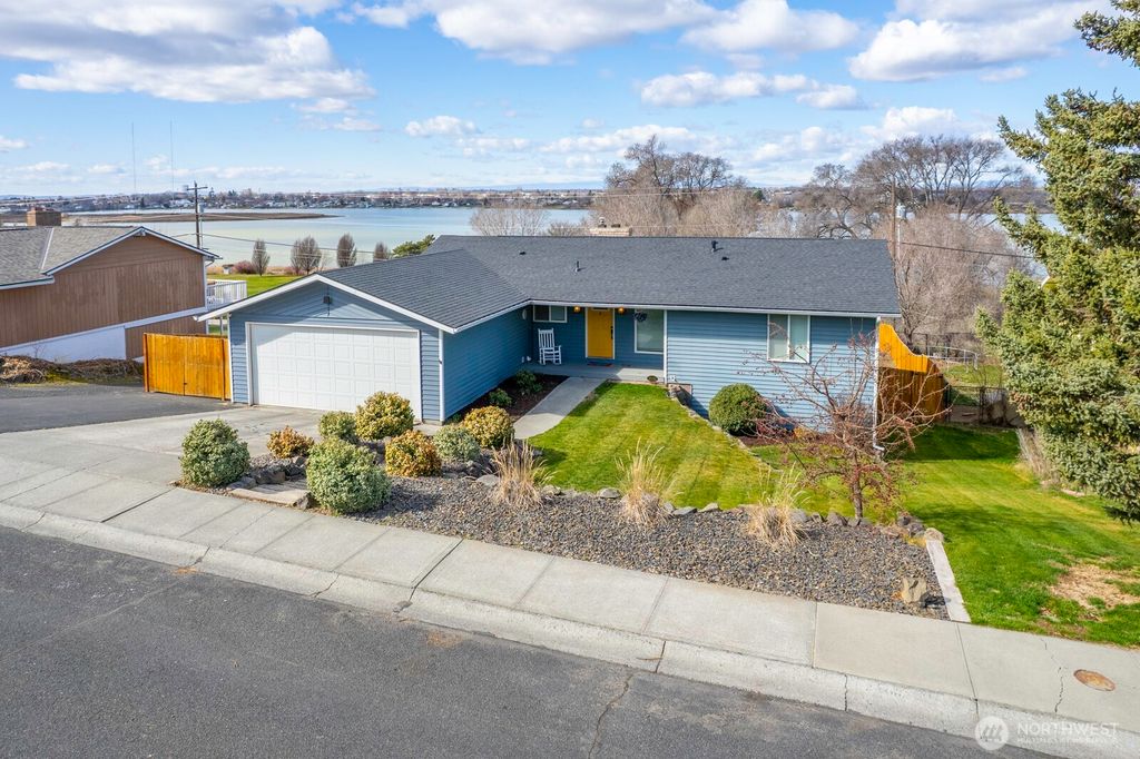 Photo of 2032 S Beaumont Drive, Moses Lake, WA 98837 (MLS # 2492054)