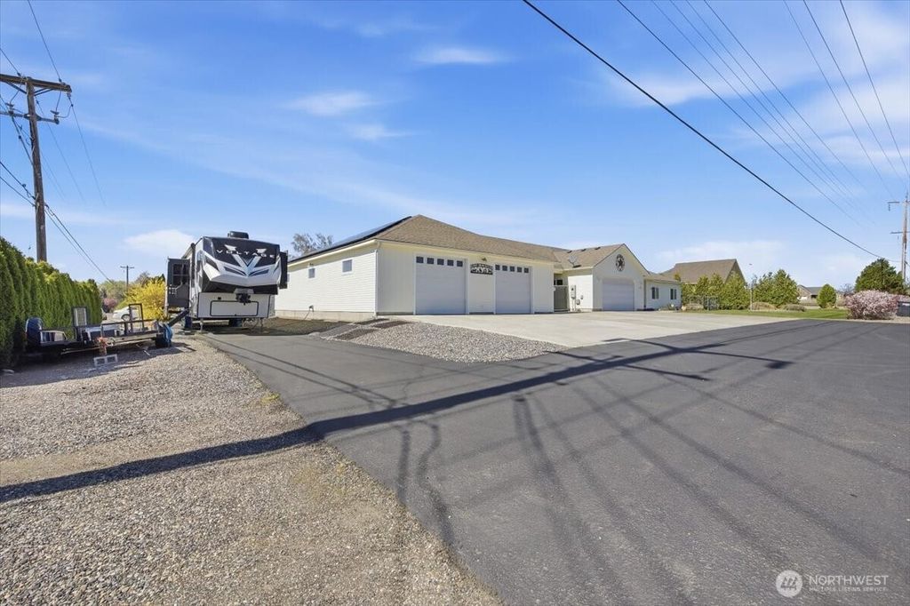 Photo of 2304 Road 52, Pasco, WA 99301 (MLS # 2507903)