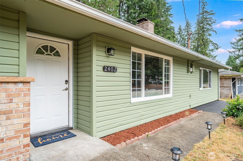 2402 Larch SE