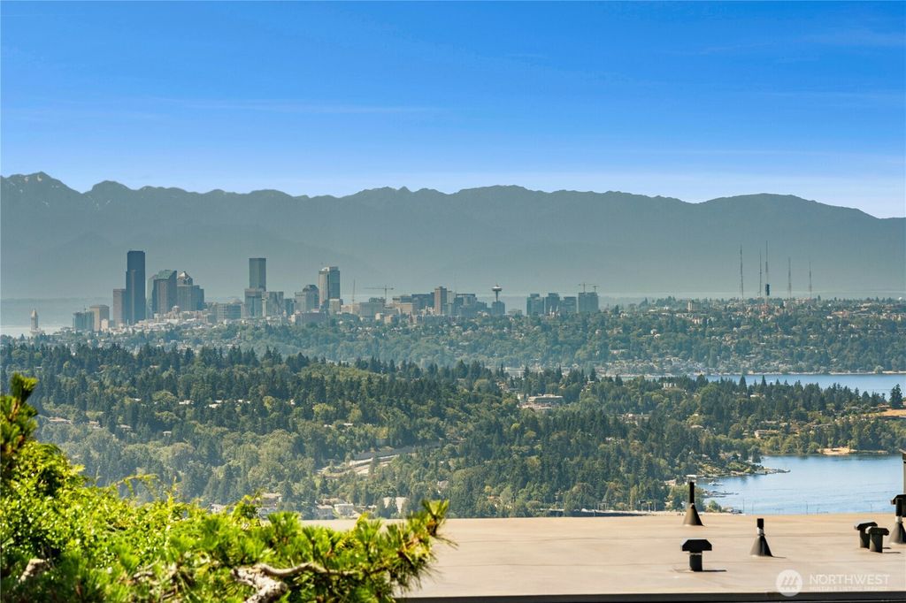 Photo of 14000 Somerset Boulevard SE, Bellevue, WA 98006 (MLS # 2409124)