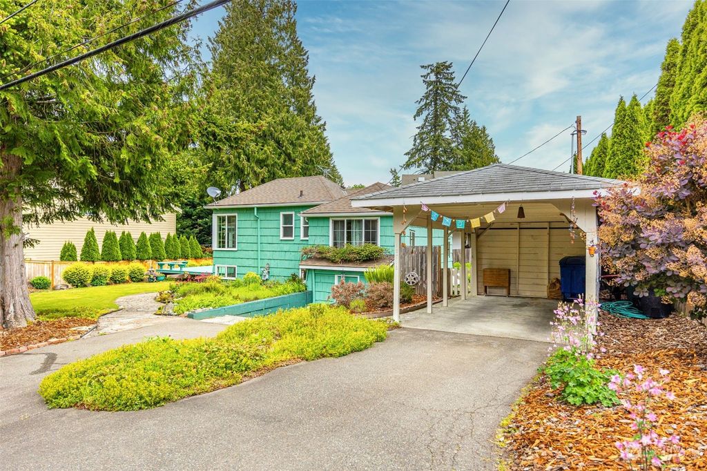 Photo of 16716 NE 79th Place, Kenmore, WA 98028 (MLS # 2074842)