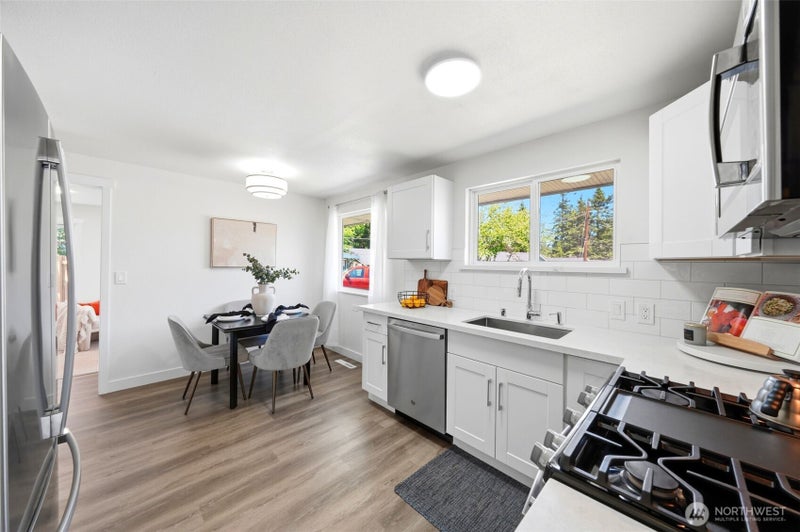 1615 N 196th Place