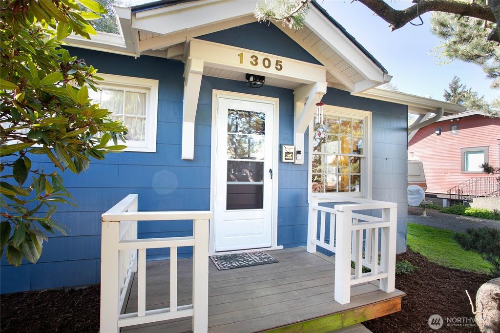 Photo of 1305 W Illinois Street, Bellingham, WA 98225 (MLS # 2514095)