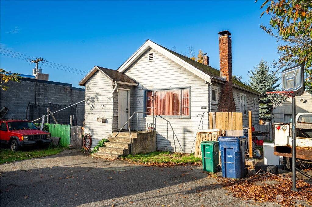 Photo of 11061 16th Avenue SW, Seattle, WA 98146 (MLS # 2301914)