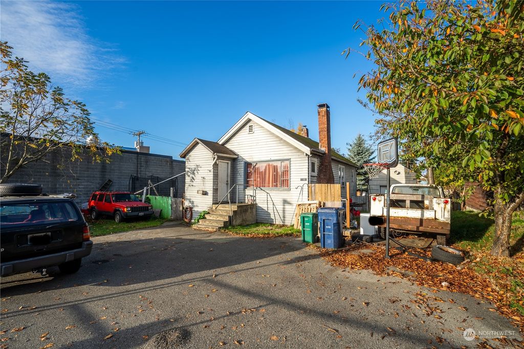 Photo of 11061 16th Avenue SW, Seattle, WA 98146 (MLS # 2301914)