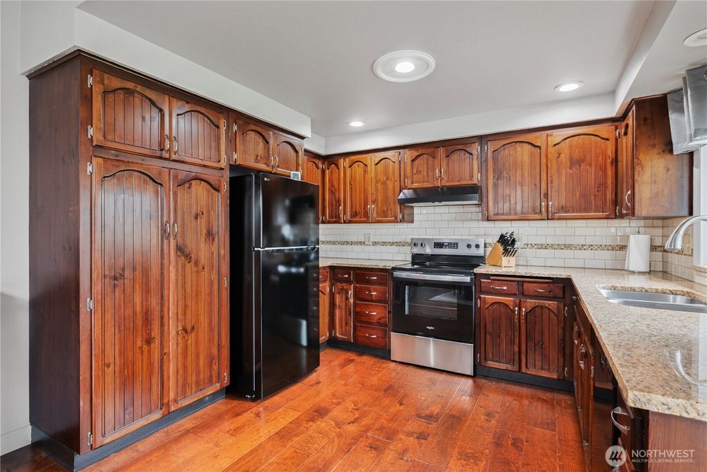 Photo of 122 Alturas Drive, Kelso, WA 98626 (MLS # 2496893)