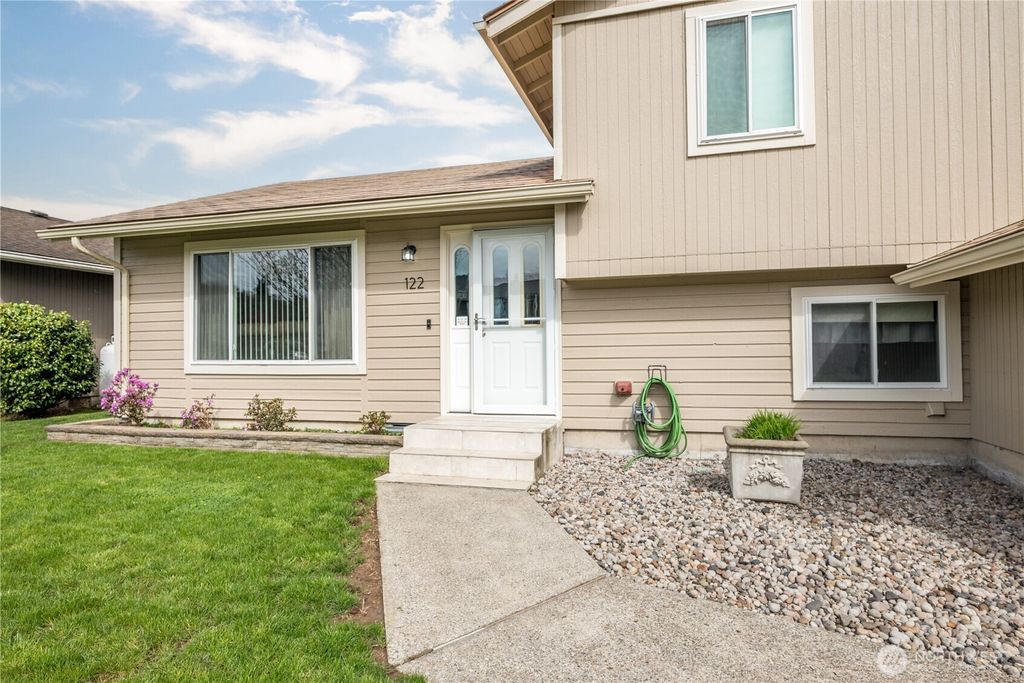 Photo of 122 Alturas Drive, Kelso, WA 98626 (MLS # 2496893)