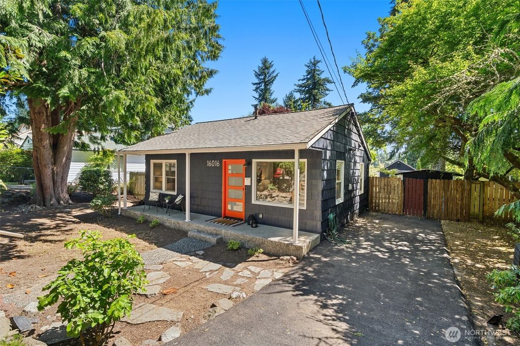 Photo of 16016 26th Avenue NE, Shoreline, WA 98155 (MLS # 2401829)