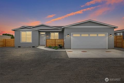 Photo of 334 Spring Circle SW, Mattawa, WA 99349 (MLS # 2508659)