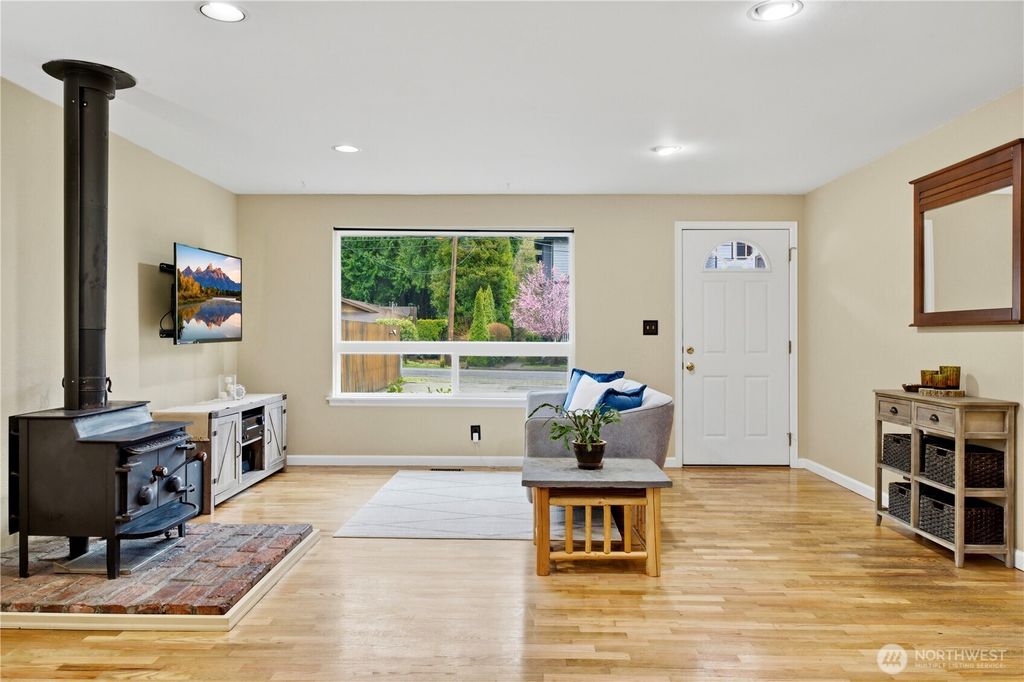 Photo of 570 SE Andrews Street, Issaquah, WA 98027 (MLS # 2492485)