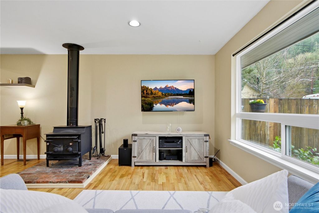 Photo of 570 SE Andrews Street, Issaquah, WA 98027 (MLS # 2492485)