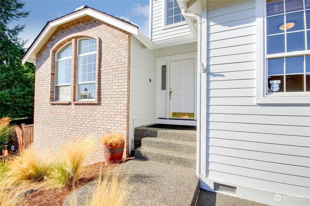 Photo of 5102 NE 17th Street, Renton, WA 98059 (MLS # 2152493)