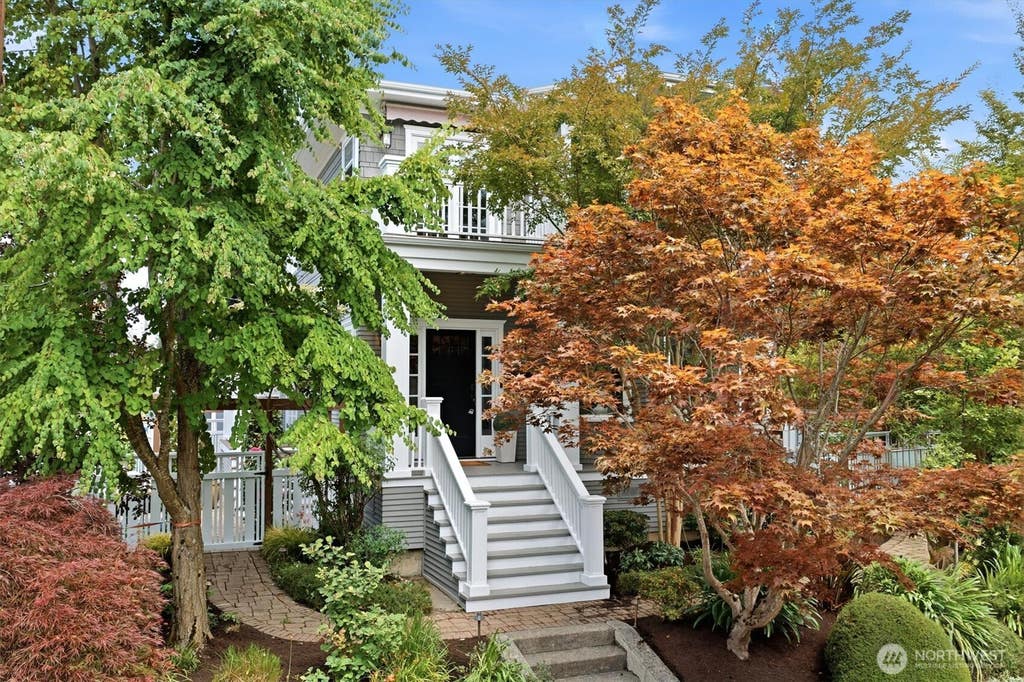 Photo of 310 W Garfield Street, Seattle, WA 98119 (MLS # 2548969)