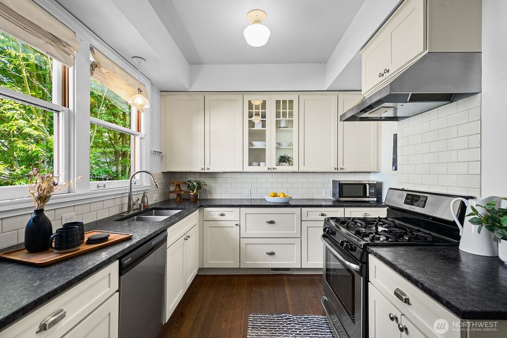 Photo of 822 24th Avenue, Seattle, WA 98122 (MLS # 2436028)