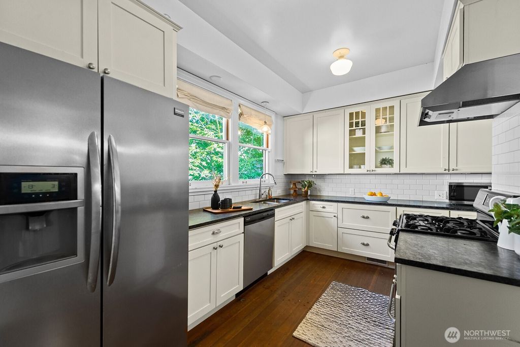 Photo of 822 24th Avenue, Seattle, WA 98122 (MLS # 2436028)