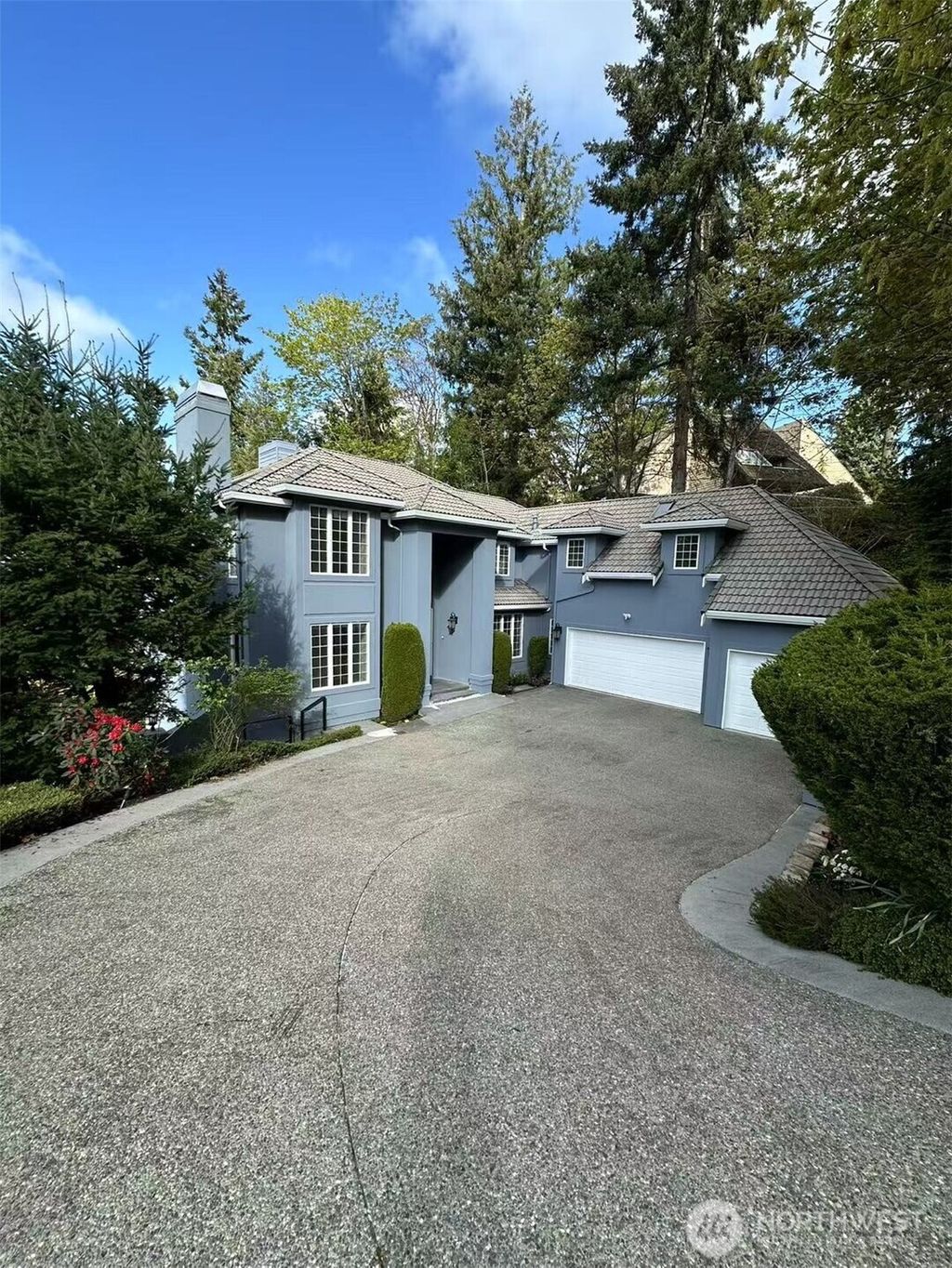 Photo of 5015 136th Place Se Pl SE, Bellevue, WA 98006 (MLS # 2348245)