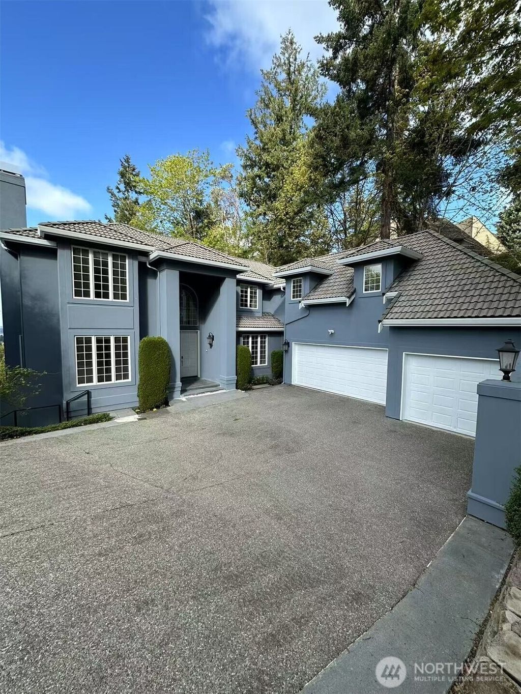 Photo of 5015 136th Place Se Pl SE, Bellevue, WA 98006 (MLS # 2348245)