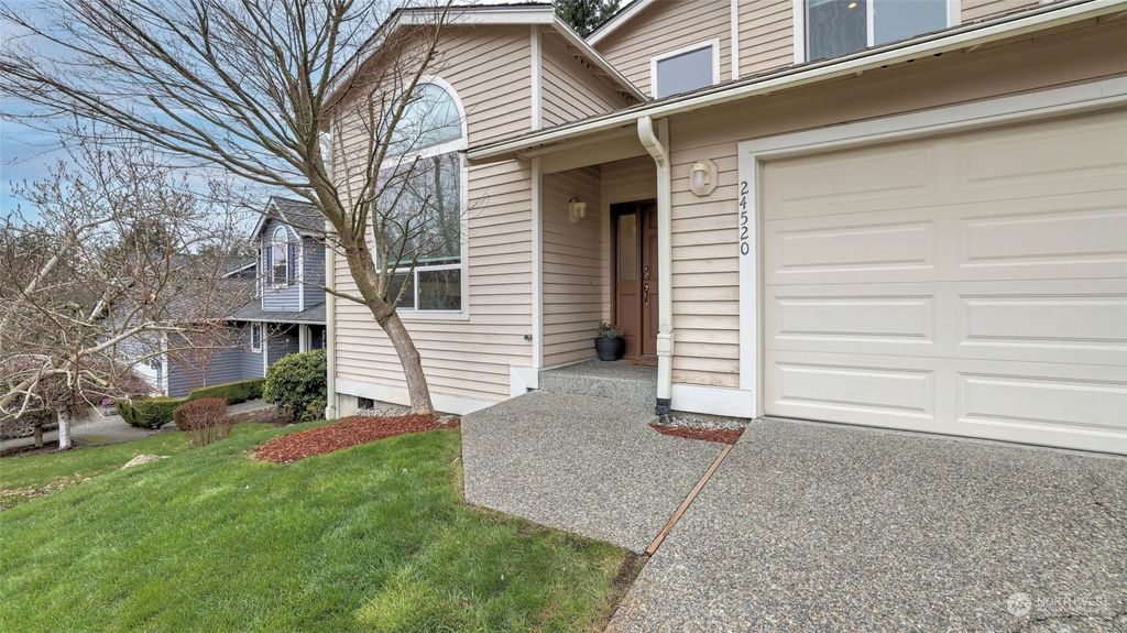 Photo of 24520 SE 44th Street, Sammamish, WA 98029 (MLS # 2040646)