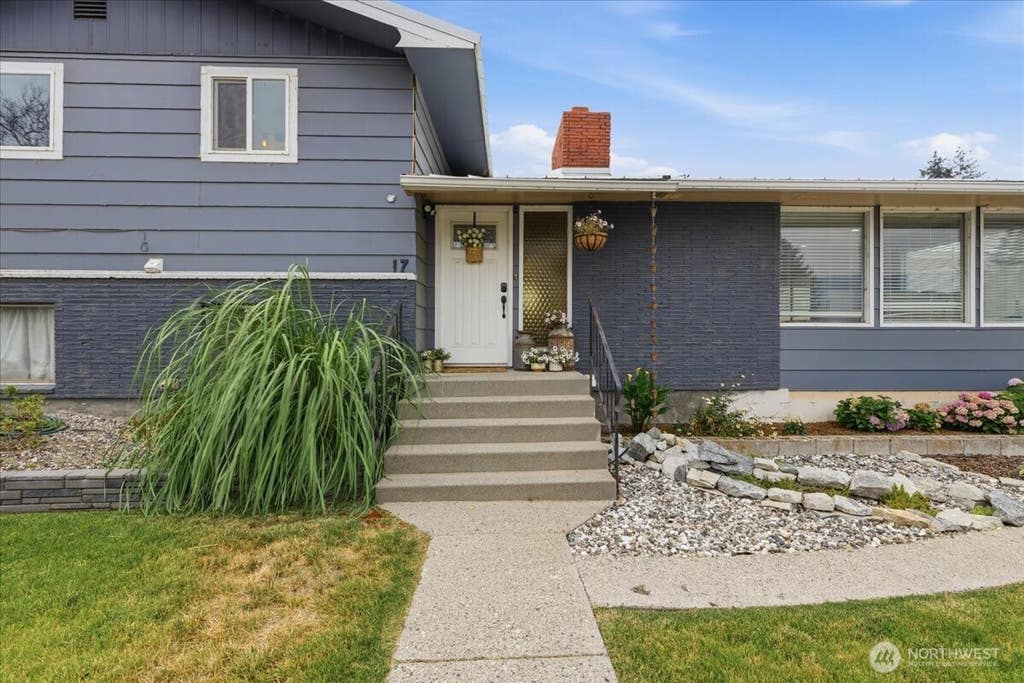 Photo of 17 Hillcrest Avenue, Electric City, WA 99123 (MLS # 2557281)