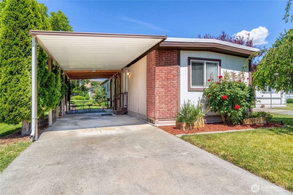 Photo of 921 SE Scenic View Drive, College Place, WA 99324 (MLS # 2528162)