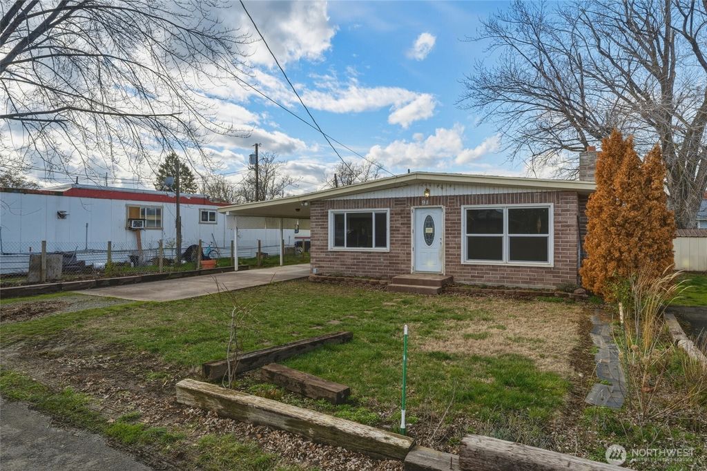 Photo of 917 Parallel Street, Milton-Freewater, OR 97862 (MLS # 2485767)