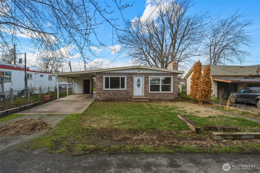 Photo of 917 Parallel Street, Milton-Freewater, OR 97862 (MLS # 2485767)