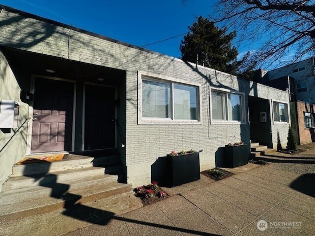 Photo of 7618 Greenwood Avenue N, Seattle, WA 98103 (MLS # 2509905)