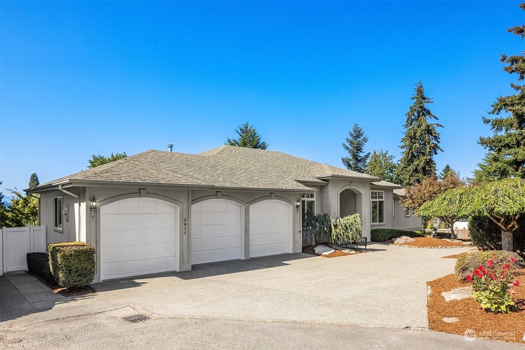 Photo of 5911 111th Place NE, Kirkland, WA 98033 (MLS # 1998678)