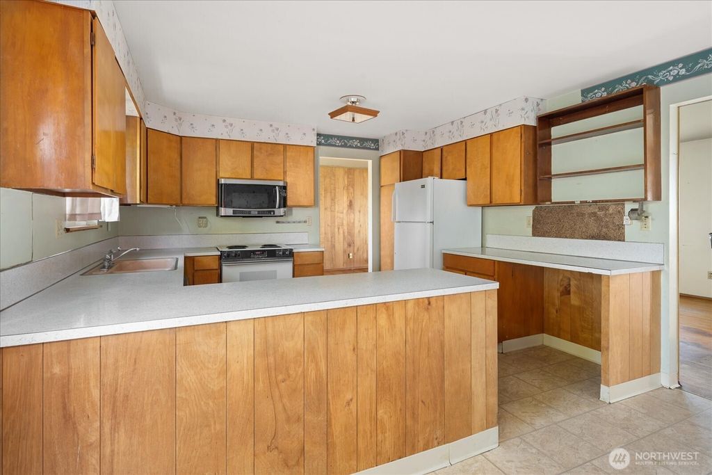 Photo of 1215 S 234th Place, Des Moines, WA 98198 (MLS # 2510757)