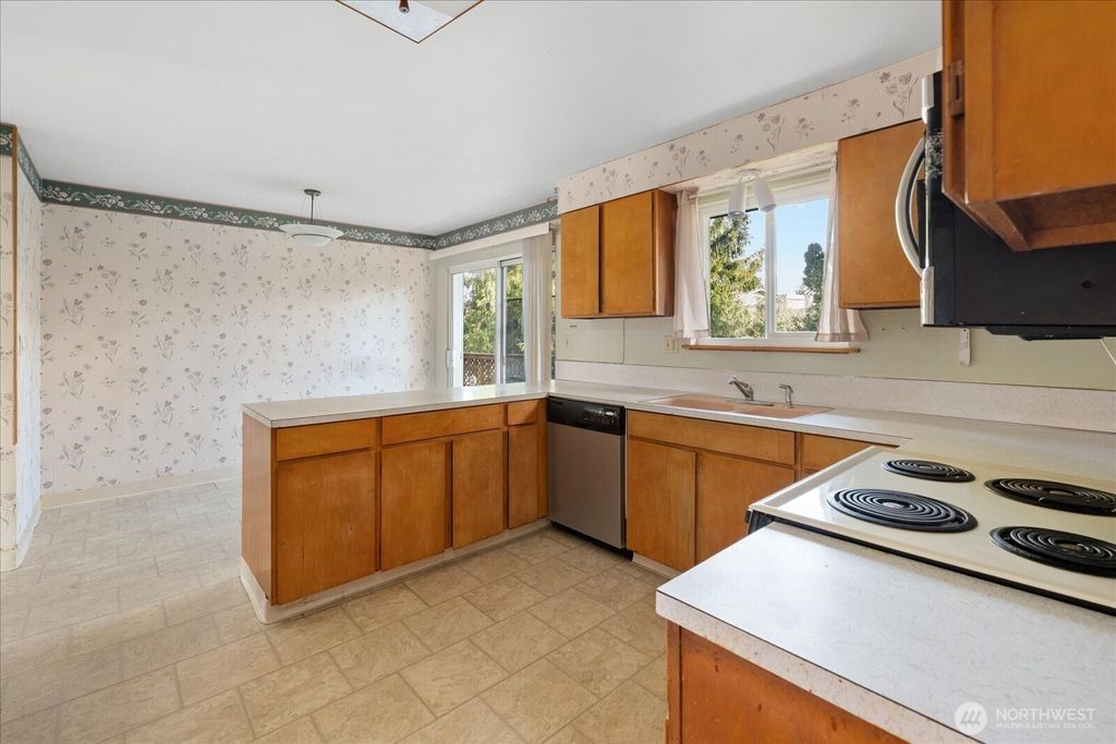 Photo of 1215 S 234th Place, Des Moines, WA 98198 (MLS # 2510757)