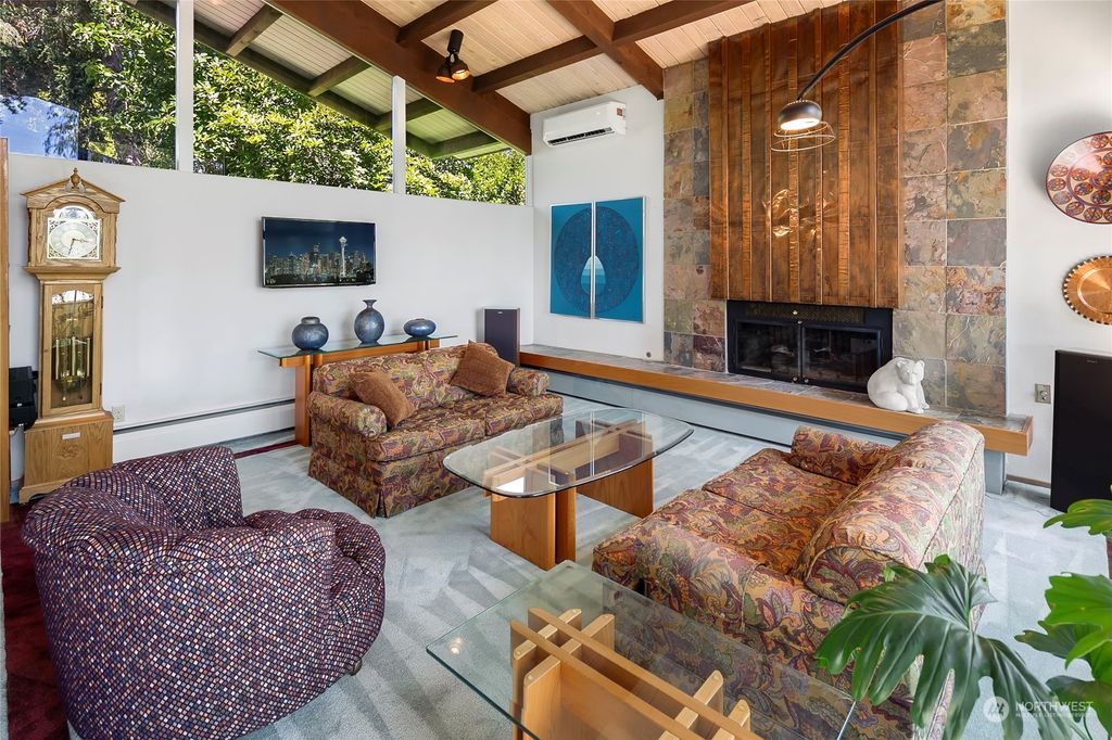 Photo of 4825 Stanford Avenue NE, Seattle, WA 98105 (MLS # 2273487)