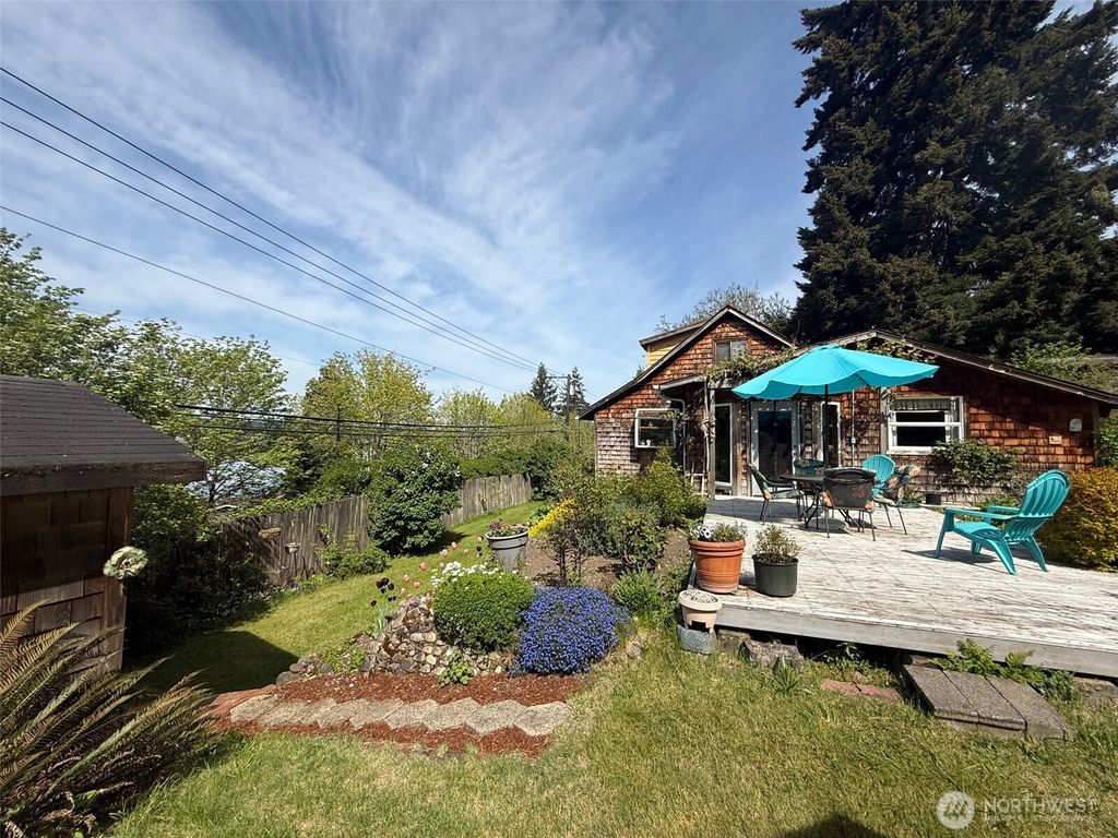 Photo of 2642 E Lake Sammamish Parkway NE, Sammamish, WA 98074 (MLS # 2492089)