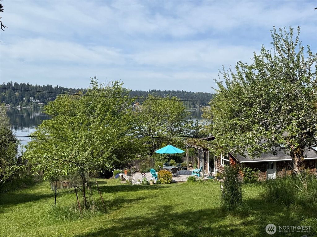 Photo of 2642 E Lake Sammamish Parkway NE, Sammamish, WA 98074 (MLS # 2492089)