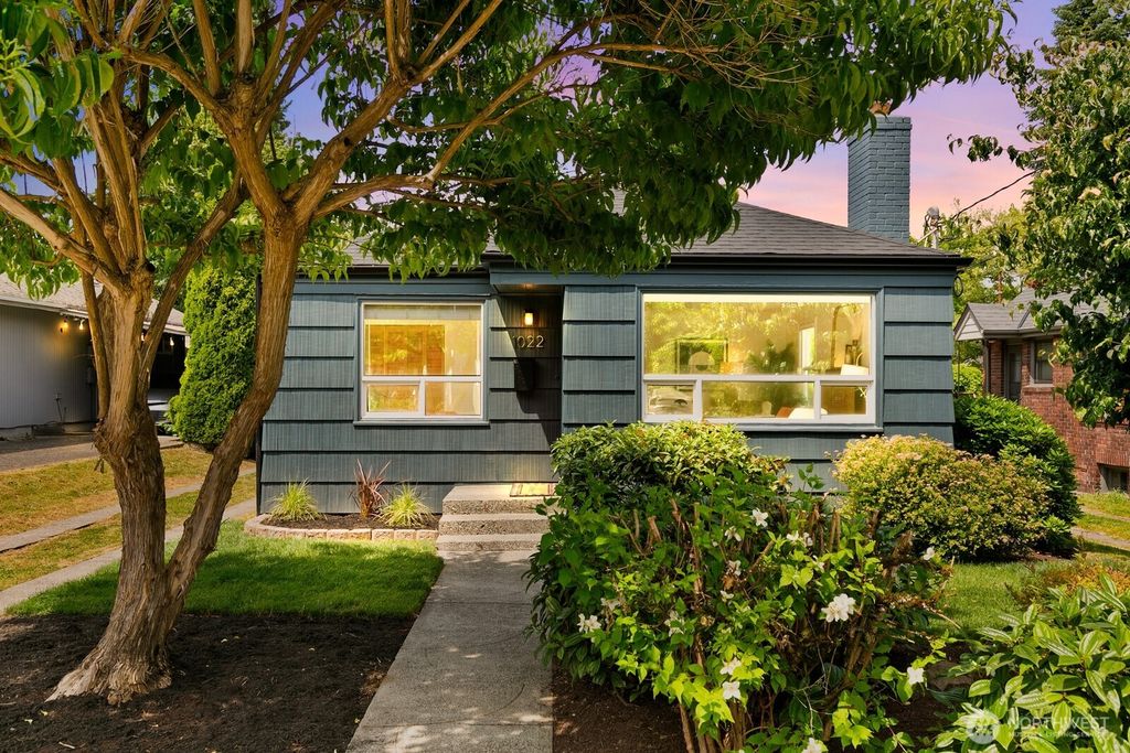 Photo of 1022 NE 94th Street, Seattle, WA 98115 (MLS # 2388867)